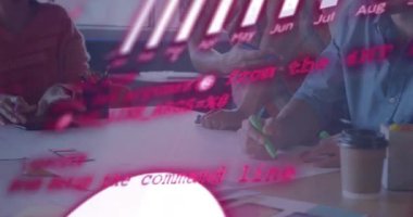 Muhtelif meslektaşların ofiste iş görüşmesi üzerine finansal veri işleme animasyonu. Küresel iş, finans, bilgisayar ve dijital arayüz kavramı dijital olarak oluşturulmuş video.