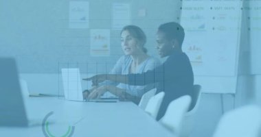 Ofisteki çeşitli iş adamları üzerinde finansal veri işleme animasyonu. Küresel finans, iş, bağlantılar, hesaplama ve veri işleme kavramı dijital olarak oluşturulmuş video.