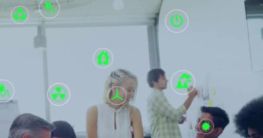 Ofisteki çeşitli iş adamları üzerinde ekolojik ikonlar ve veri işleme animasyonları. Küresel finans, iş, bağlantılar, hesaplama ve veri işleme kavramı dijital olarak oluşturulmuş video.