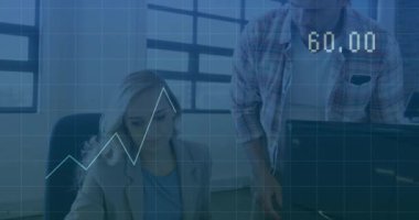 Ofisteki çeşitli iş adamları üzerinde finansal veri işleme animasyonu. Küresel finans, iş, bağlantılar, hesaplama ve veri işleme kavramı dijital olarak oluşturulmuş video.