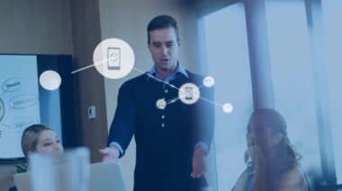 Ofisteki çeşitli iş adamları üzerinde aygıt simgeleriyle bağlantı ağının animasyonu. Küresel finans, iş, bağlantılar, hesaplama ve veri işleme kavramı dijital olarak oluşturulmuş video.