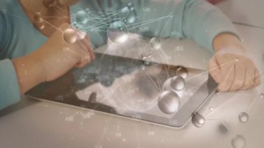 Sınıftaki melez kız öğrenci üzerinden bağlantı ve veri işleme ağının animasyonu. Küresel eğitim, öğrenme, veri işleme ve bilgi kavramı dijital olarak oluşturulmuş video.