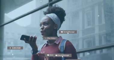 Akıllı telefon kullanan Afro-Amerikan kadın üzerinde ikon ve veri işleme animasyonları. Dijital olarak oluşturulmuş küresel sosyal medya, bağlantılar, hesaplama ve veri işleme kavramı.