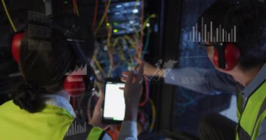 Veri analizi animasyonu eşleşen sunucu rafında çalışan teknisyenler. Teknoloji, ağ, sunucular, siber güvenlik, analitik, altyapı