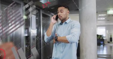 Akıllı telefon kullanan iki ırklı iş adamının finansal veri işleme animasyonu. Küresel finans, iş, bağlantılar, hesaplama ve veri işleme kavramı dijital olarak oluşturulmuş video.