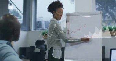 Ofisteki çeşitli iş adamları üzerinde finansal veri işleme animasyonu. Küresel finans, iş, bağlantılar, hesaplama ve veri işleme kavramı dijital olarak oluşturulmuş video.