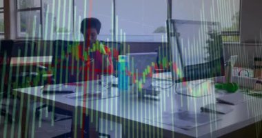 Akıllı telefon kullanan iki ırklı iş kadınının diyagram ve veri işleme animasyonları. Küresel iş, teknoloji ve dijital arayüz kavramı dijital olarak oluşturulmuş video.