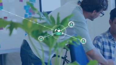 Ofiste iş tartışması yapan farklı meslektaşların ikonlarıyla bağlantı ağının animasyonu. Küresel iş, bağlantılar ve dijital arayüz kavramı dijital olarak oluşturulmuş video.