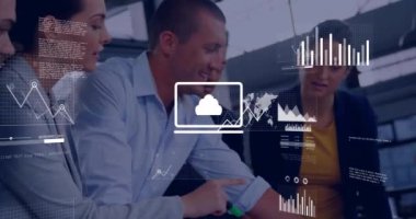 Ofisteki çeşitli iş adamları üzerinde finansal veri işleme animasyonu. Küresel finans, iş, bağlantılar, hesaplama ve veri işleme kavramı dijital olarak oluşturulmuş video.