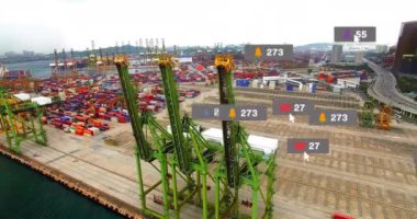 Tersane üzerinde sayıları artan sosyal medya simgelerinin canlandırılması. Dijital olarak oluşturulmuş küresel sosyal medya, bilgisayar, iletişim ve dijital arayüz kavramı.