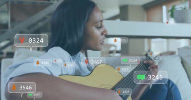 Gitar çalan melez bir kadın hakkında ikonlar ve veri işleme animasyonları. Boş zaman, sosyal medya, bağlantılar, hesaplama ve veri işleme kavramı dijital olarak oluşturulmuş video.