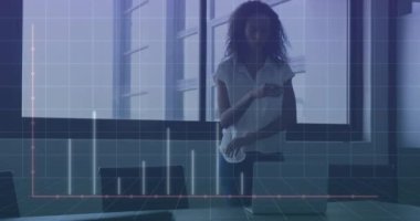 Ofisteki iki ırklı iş kadınıyla ilgili finansal veri işleme animasyonu. Küresel finans, iş, bağlantılar, hesaplama ve veri işleme kavramı dijital olarak oluşturulmuş video.