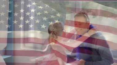 Amerika bayrağının, evde oynayan kızı olan beyaz bir babaya göre canlandırılması. Vatanseverlik, aile ve dijital arayüz kavramı dijital olarak oluşturulmuş video.