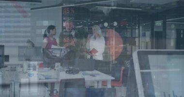 Ofisteki çeşitli iş adamları üzerinde finansal veri işleme animasyonu. Küresel finans, iş, bağlantılar, hesaplama ve veri işleme kavramı dijital olarak oluşturulmuş video.