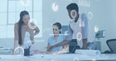 Ofisteki çeşitli iş adamları üzerinde finansal veri işleme animasyonu. Küresel finans, iş, bağlantılar, hesaplama ve veri işleme kavramı dijital olarak oluşturulmuş video.