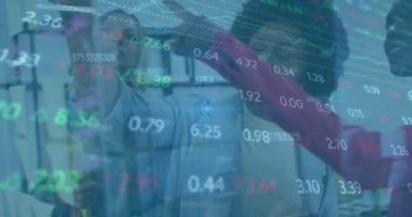 Ofisteki çeşitli iş adamları üzerinde finansal veri işleme animasyonu. Küresel finans, iş, bağlantılar, hesaplama ve veri işleme kavramı dijital olarak oluşturulmuş video.