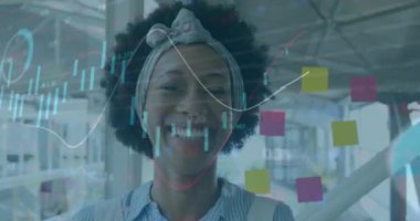 Afro-Amerikan iş kadınının ofisindeki finansal veri işleme animasyonu. Küresel finans, iş, bağlantılar, hesaplama ve veri işleme kavramı dijital olarak oluşturulmuş video.