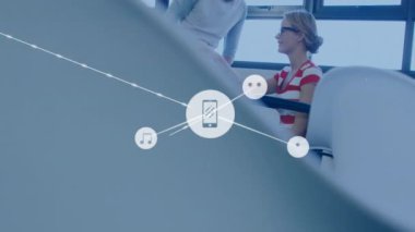 Ofiste iş tartışması yapan farklı meslektaşların ikonlarıyla bağlantı ağının animasyonu. Küresel iş, bağlantılar ve dijital arayüz kavramı dijital olarak oluşturulmuş video.