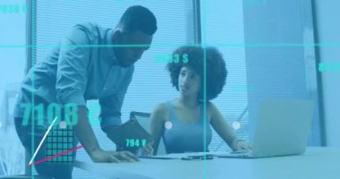 Muhtelif meslektaşların ofiste iş görüşmesi üzerine finansal veri işleme animasyonu. Küresel iş, finans, bilgisayar ve dijital arayüz kavramı dijital olarak oluşturulmuş video.