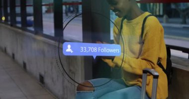 Otobüs durağında akıllı telefon kullanan Afro-Amerikan kadının takipçilerinin sayısı giderek artıyor. Küresel iletişim, sosyal medya, bağlantılar ve dijital arayüz konsepti dijital olarak oluşturulmuş video.