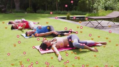 Medya simgelerinin bahçedeki paspasların üzerinde gerinen farklı insanlar üzerinde canlandırılması. Sosyal medya, spor ve dijital arayüz kavramı dijital olarak oluşturulmuş video.