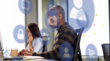 Medya simgelerinin ofiste çalışan çeşitli meslektaşlar üzerinde canlandırılması. İş, teknoloji ve dijital arayüz kavramı dijital olarak oluşturuldu.