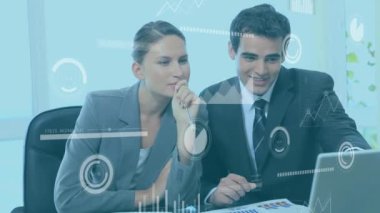 Ofisteki çeşitli iş adamları üzerinde finansal veri işleme animasyonu. Küresel finans, iş, bağlantılar, hesaplama ve veri işleme kavramı dijital olarak oluşturulmuş video.