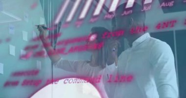 Muhtelif meslektaşların ofiste iş görüşmesi üzerine finansal veri işleme animasyonu. Küresel iş, finans, bilgisayar ve dijital arayüz kavramı dijital olarak oluşturulmuş video.