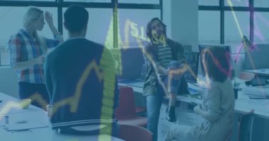 Veri işleme ve çeşitli meslektaşların ofiste konuştuğu diyagramların animasyonu. İş, teknoloji ve dijital arayüz kavramı dijital olarak oluşturuldu.
