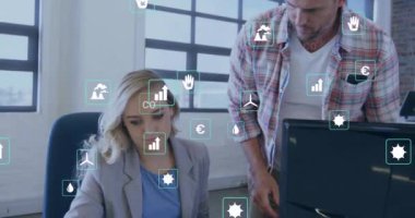 Ofisteki bilgisayarı kullanan Kafkas meslektaşlarının ekoloji ikonlarının animasyonu. İş, teknoloji ve dijital arayüz kavramı dijital olarak oluşturuldu.