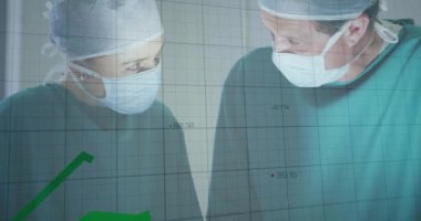 Çeşitli cerrahlar üzerinde veri işleme animasyonu. Küresel tıp, bağlantılar, hesaplama ve veri işleme kavramı dijital olarak oluşturulmuş video.