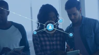 Ofisteki farklı iş adamlarının insanlarla olan bağlantılarının animasyonu. Küresel finans, iş, bağlantılar, hesaplama ve veri işleme kavramı dijital olarak oluşturulmuş video.