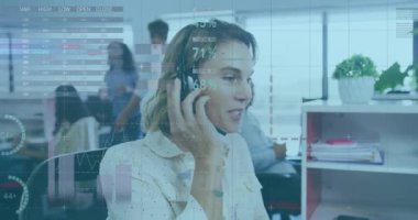 Ofis geçmişi üzerinde veri analizi animasyonu, kulaklıklı müşteri hizmetleri temsilcisi. İş, teknoloji, müşteri desteği, iletişim, asistan