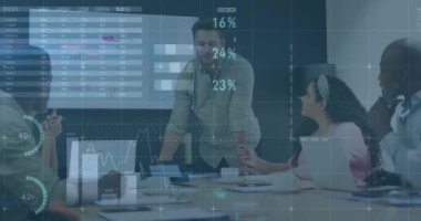 Muhtelif meslektaşların ofiste iş görüşmesi üzerine finansal veri işleme animasyonu. Küresel iş, finans, bilgisayar ve dijital arayüz kavramı dijital olarak oluşturulmuş video.