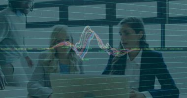 Ofisteki çeşitli iş adamları üzerinde finansal veri işleme animasyonu. Küresel finans, iş, bağlantılar, hesaplama ve veri işleme kavramı dijital olarak oluşturulmuş video.