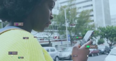 Akıllı telefon kullanan Afro-Amerikan kadın üzerinde ikon ve veri işleme animasyonları. Dijital olarak oluşturulmuş küresel sosyal medya, bağlantılar, hesaplama ve veri işleme kavramı.