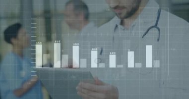 Ofisteki çeşitli iş adamlarının finansal veri animasyonlarını analiz ediyorum. finans, takım çalışması, analitik, teknoloji