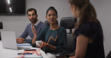 Muhtelif meslektaşların ofiste iş görüşmesi üzerine finansal veri işleme animasyonu. Küresel iş, finans, bilgisayar ve dijital arayüz kavramı dijital olarak oluşturulmuş video.