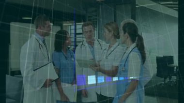 Hasta verilerini tartışmak, tıbbi profesyonellerin barda grafik animasyonu izlemesi. Sağlık, analiz, sunum, işbirliği, istatistik, takım çalışması