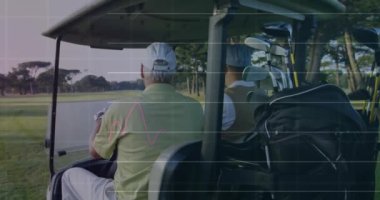 Golf sahasında golf sopası taşıyan beyaz golf oyuncuları üzerinde dijital veri işleme animasyonu. Küresel spor, bağlantılar, hesaplama ve veri işleme kavramı dijital olarak oluşturulmuş video.
