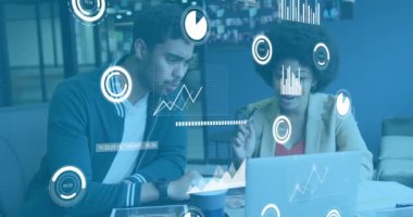 Ofisteki çeşitli iş adamları üzerinde finansal veri işleme animasyonu. Küresel finans, iş, bağlantılar, hesaplama ve veri işleme kavramı dijital olarak oluşturulmuş video.