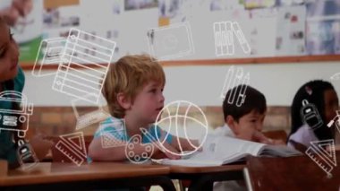 Sınıfta eğitim simgeleriyle çalışan çocuklar onların üzerinde animasyon yapıyor. öğrenme, öğrenciler, animasyon, teknoloji, okul, bilgi