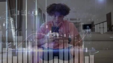 Akıllı telefon kullanan iki ırklı adamın veri işleme ve diyagramlarının animasyonu. Küresel iş ve dijital arayüz kavramı dijital olarak oluşturulmuş video.