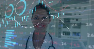Kafkasyalı kadın doktorun hastanedeki mali veri işleme görüntüsü. Küresel tıp, işletme, bağlantılar, hesaplama ve veri işleme kavramı dijital olarak oluşturulmuş görüntü.
