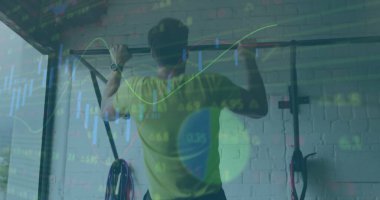 Grafikler, daireler yüklemeler ve beyaz adamın barfiks çekmesi. Dijital bileşik, çoklu pozlama, iş, ilerleme, rapor, borsa ve fitness kavramı.