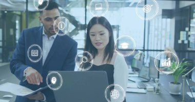 Dizüstü bilgisayarda ayakta duran ve raporları tartışan farklı iş arkadaşlarının etrafında daireler çizen bir simge. Dijital bileşik, çoklu pozlama, küreselleşme, eğitim, planlama, takım çalışması ve teknoloji.
