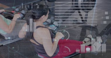 Spor salonunda egzersiz yapan farklı insanların finansal veri işleme görüntüsü. Küresel spor, iş, bağlantılar, hesaplama ve veri işleme kavramı dijital olarak oluşturulmuş görüntü.