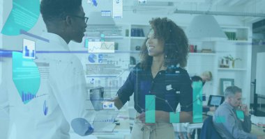 İstatistiksel veri işleme resmi. Afrika kökenli Amerikalı erkek ve kadın ofiste tokalaşıyor. Bilgisayar arayüzü ve iş veri teknolojisi kavramı