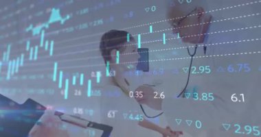 Tıbbi kayıtları tartışan doktorların mali verileri ve borsa animasyonları. Maliye, istatistik, ilaç, sağlık, takım çalışması, mali analiz