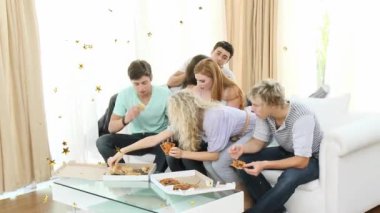 Pizza yemek ve gülmek, kanepede kayan yıldız animasyonu yapan arkadaşlar. Rahatlama, eğlence, eğlence, yemek, kahkaha